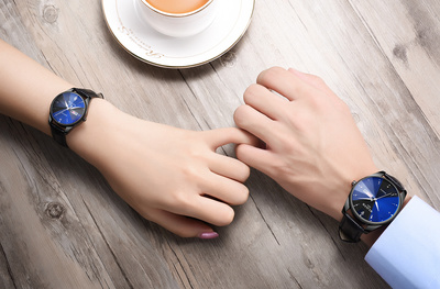 手表手摸拍摄 捕捉时间的触感与光影